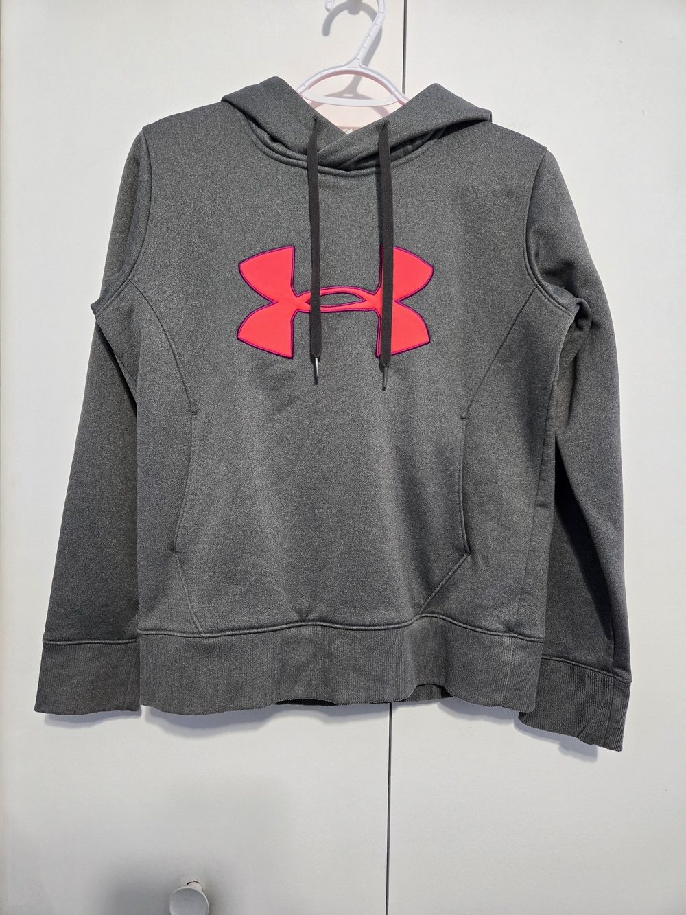 Under Armour Hoodie Womens Small Gray Pink Logo Pullover Athletic Sweatshirt‎